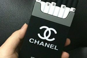 シャネル iPhone ケース タバコで個性を演出
