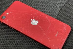 iPhone SE 背面 ガラス 修理で美しさ復活